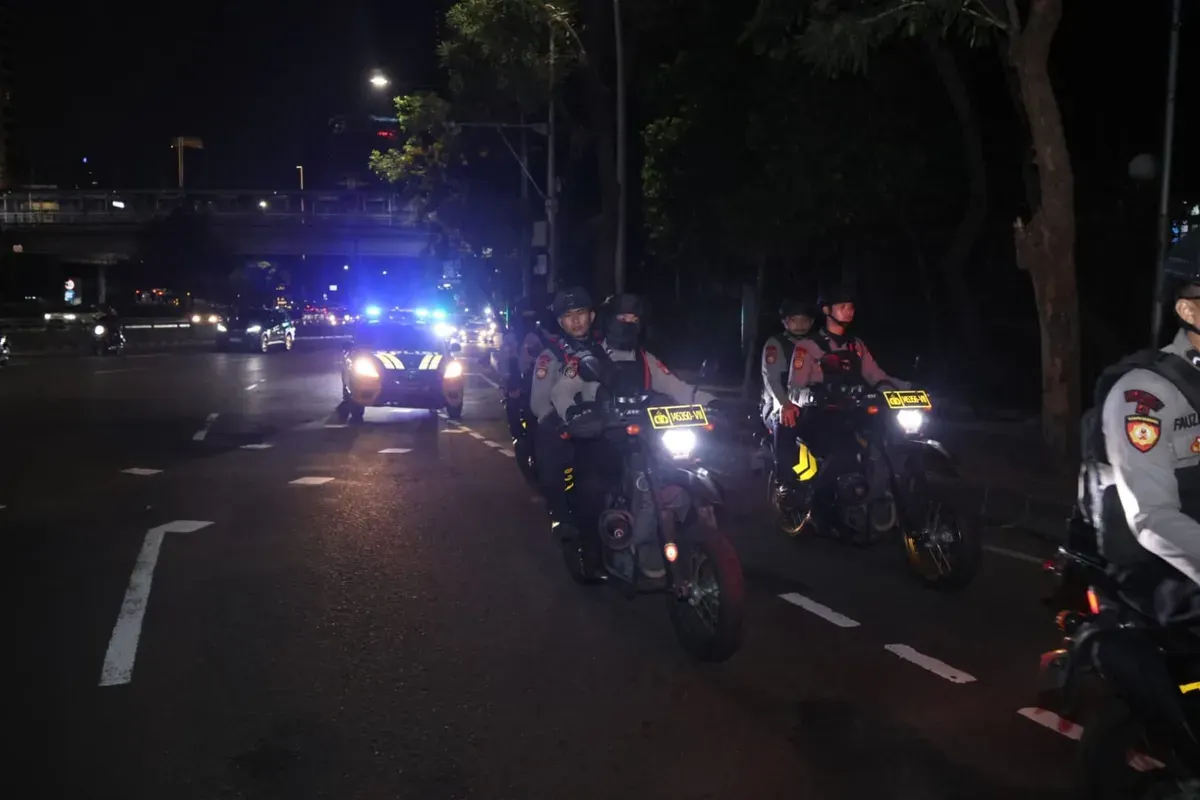 Polda Metro Jaya menggelar apel dan patroli skala besar pada Minggu, 19 Oktober 2025 malam di wilayah Jakarta Selatan sebagai langkah preventif untuk menjaga keamanan dan ketertiban masyarakat (kamtibmas). (Sumber: Polda Metro Jaya)