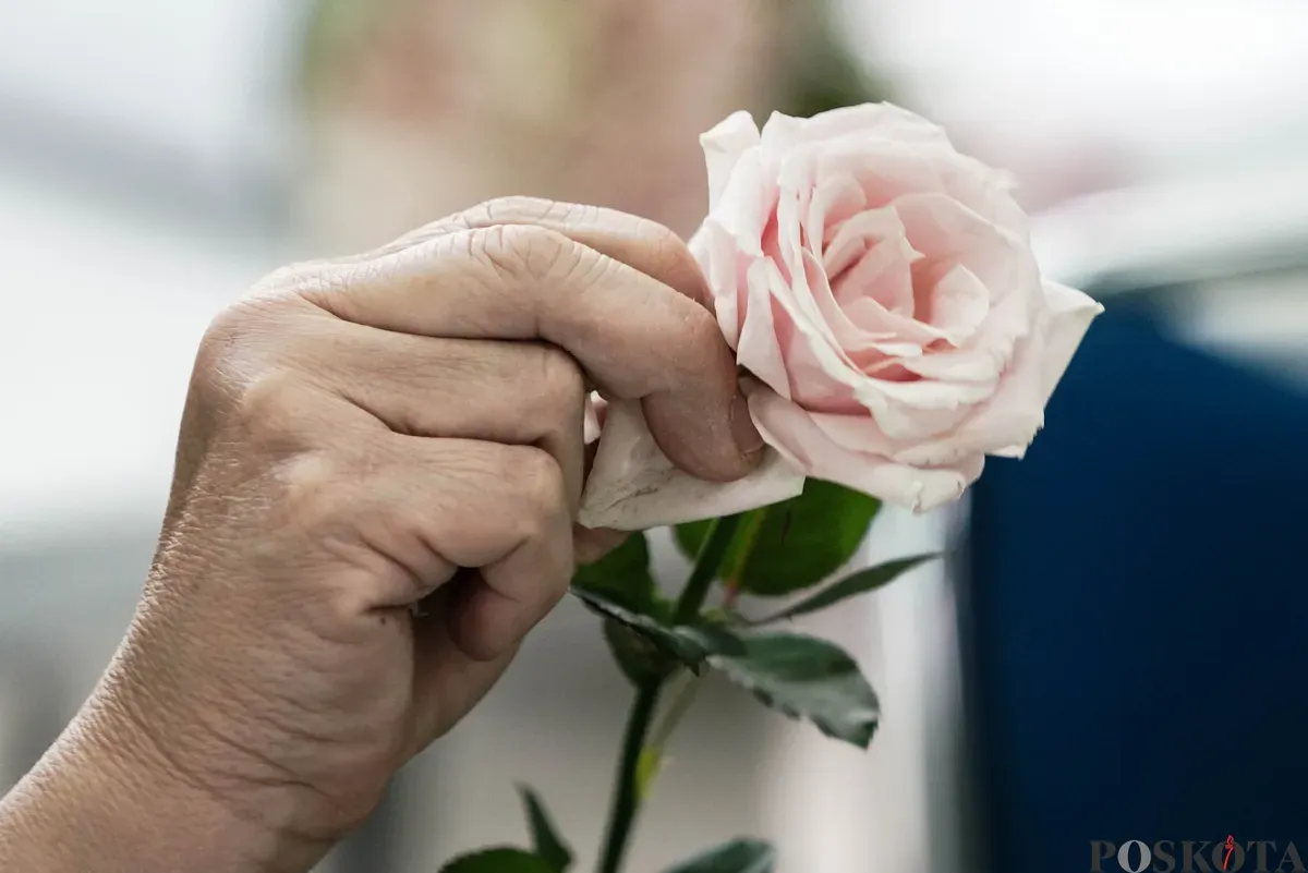Sejumlah warga mengikuti bimbingan teknis (bimtek) merangkai hand bouquet di Pasar Rawa Belong, Jakarta, Rabu, 22 Oktober 2025. (Sumber: Poskota/Bilal Nugraha Ginanjar)