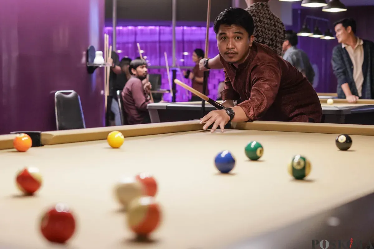 Sejumlah pekerja bermain biliar seusai pulang kerja di Q Billiard Agora, Jakarta, Kamis, 23 Oktober 2025. (Sumber: Poskota/Bilal Nugraha Ginanjar)