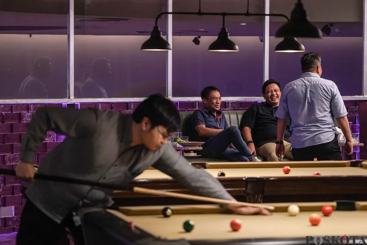Sejumlah pekerja bermain biliar seusai pulang kerja di Q Billiard Agora, Jakarta, Kamis, 23 Oktober 2025. (Sumber: Poskota/Bilal Nugraha Ginanjar)