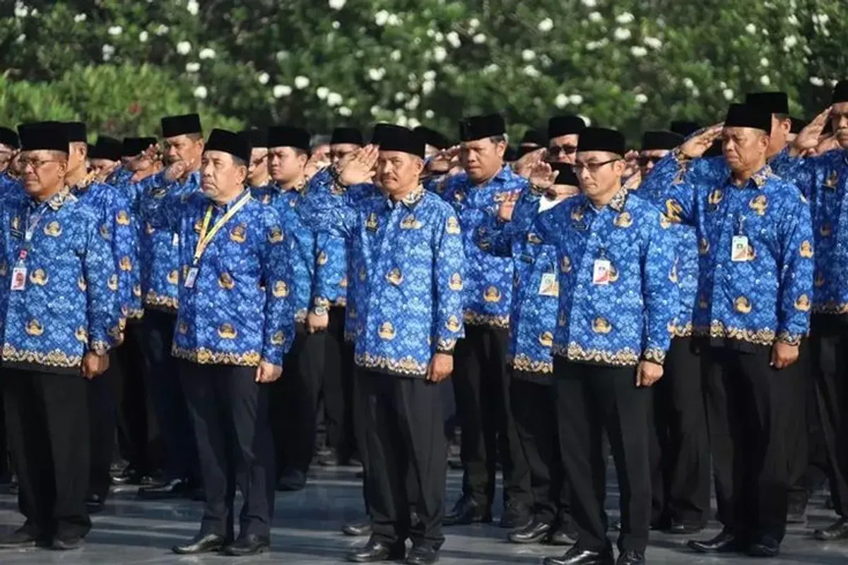 PPPK Paruh Waktu mengenakan pakaian batik khas daerah pada hari Jumat sebagai bentuk kepatuhan terhadap aturan disiplin ASN. (Sumber: Pinterest)