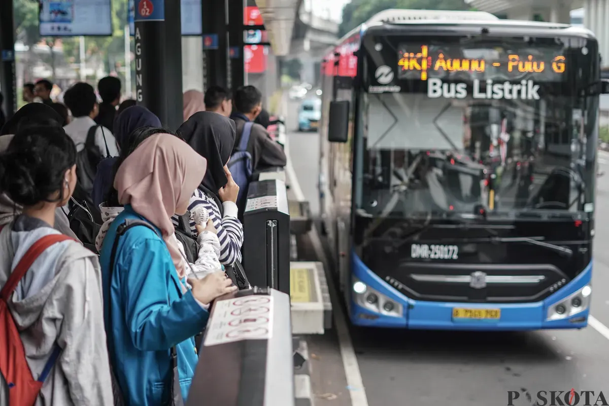 Ilustrasi. Bus Transjabodetabek rute Blok M-Bandara Soetta dipastikan beroperasi pada musim mudik Lebaran 2026. (Sumber: Poskota/Bilal Nugraha Ginanjar)
