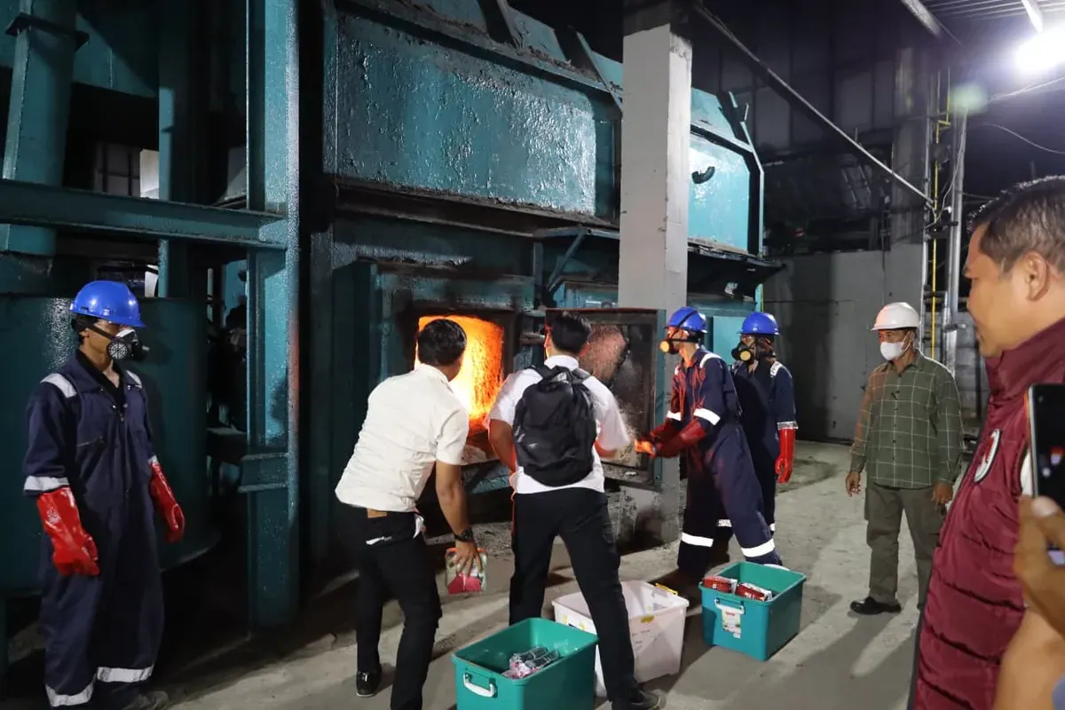 Petugas Dittipid Narkoba Bareskrim Polri memusnahkan barang bukti narkoba di PT Wastec International di Kawasan KIEC, Kota Cilegon, Banten. (Sumber: Dok. Bidhumas Polda Banten)