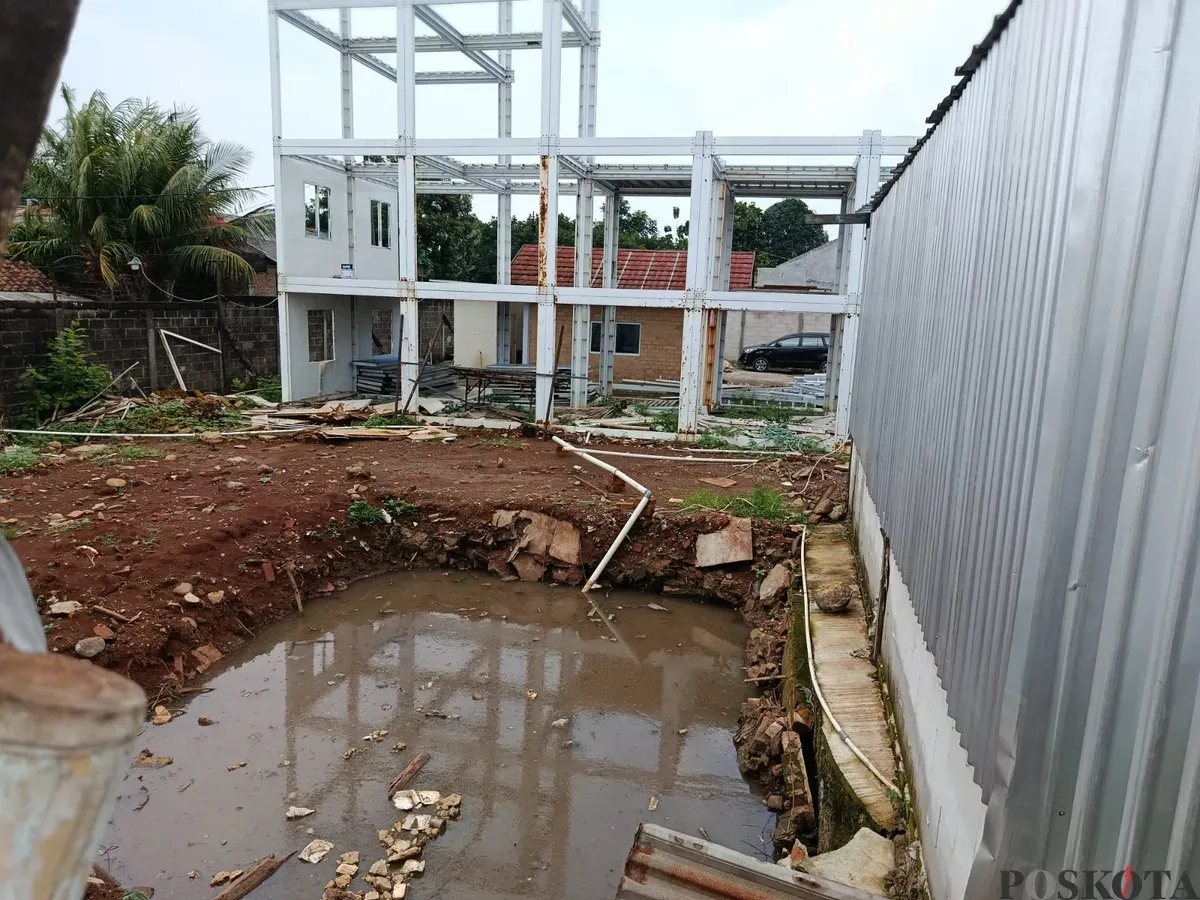 Penampakan kubangan atau penampungan air limbah MBG yang diduga mengeluarkan bau tak sedap dan mencemari lingkungan warga Bojong Menteng, Rawalumbu, Kota Bekasi. (Sumber: Poskota/Nurpini Aulia Rapika)