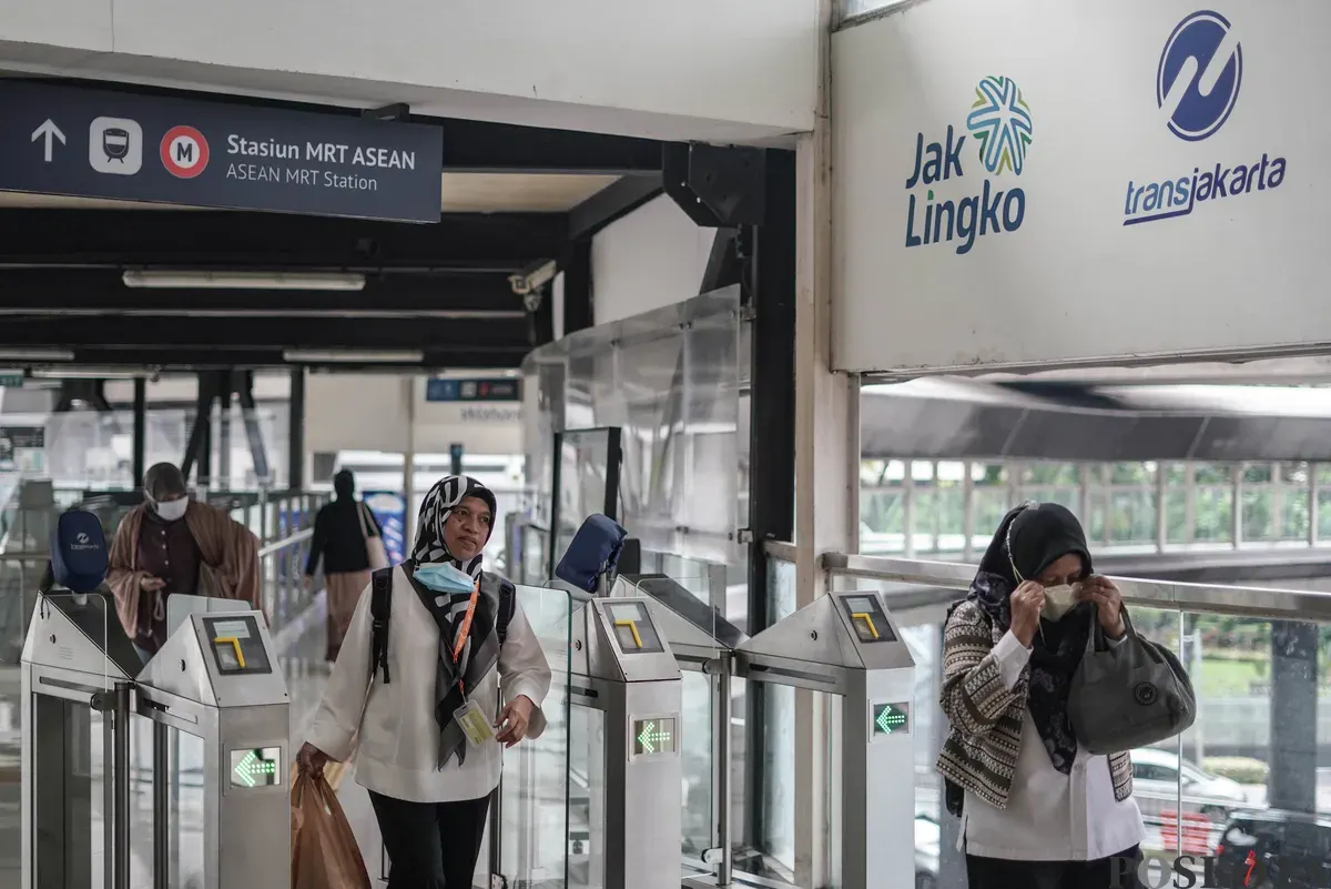 Warga menunggu kedatangan bus di Halte Transjakarta CSW, Melawai, Jakarta Selatan, Rabu, 29 Oktober 2025. (Sumber: Poskota/Bilal Nugraha Ginanjar)