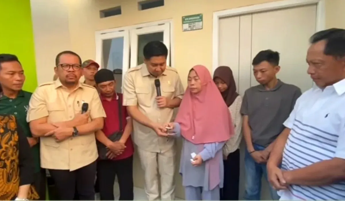 Menteri PKP, Maruarar Sirait (tengah) menyerahkan kunci rumah subsidi kepada keluarga Affan Kurniawan di Cileungsi, Kabupaten Bogor, Senin 1 September 2025. (Sumber: Instagram Kementerian PKP)