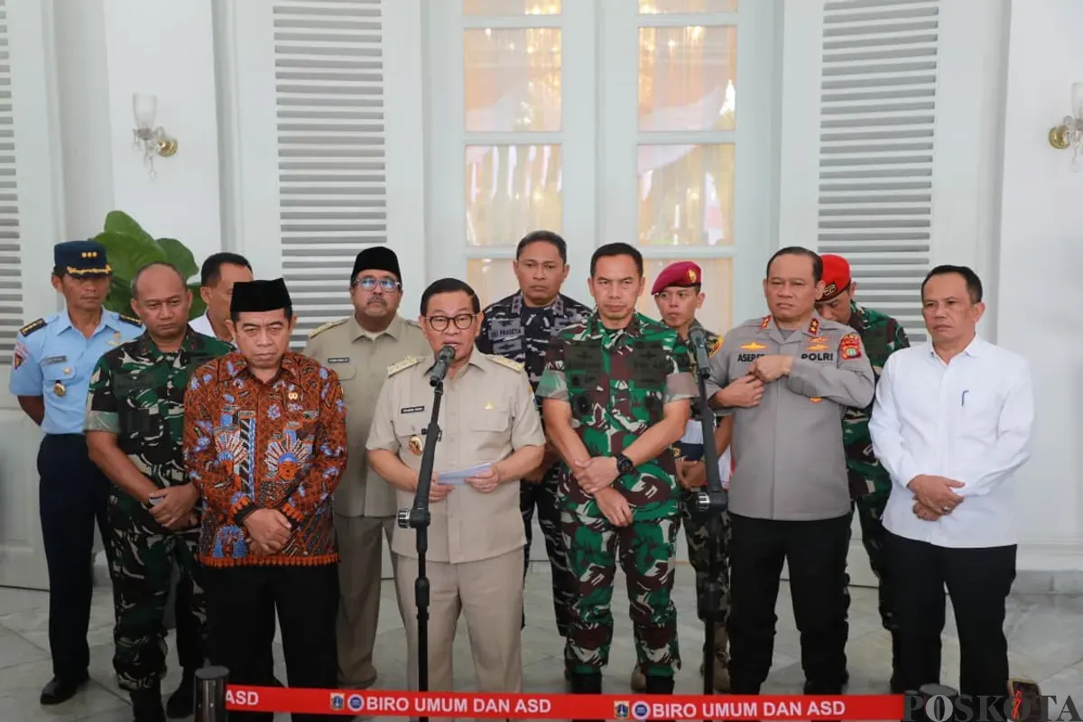 Gubernur Jakarta Pramono Anung saat menyampaikan pernyataan kepada awak media di Balai Kota Jakarta, Senin, 1 September 2025. (Sumber: Poskota/Muhammad Tegar Jihad)