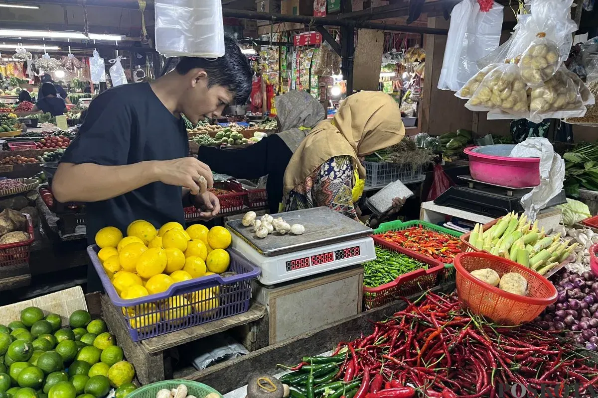Aktivitas pedagang tradisional di Pasar Tomang Barat, Grogol Petamburan, Jakarta Barat. Senin, 1 September 2025. (Sumber: Poskota/Pandi Ramedhan)