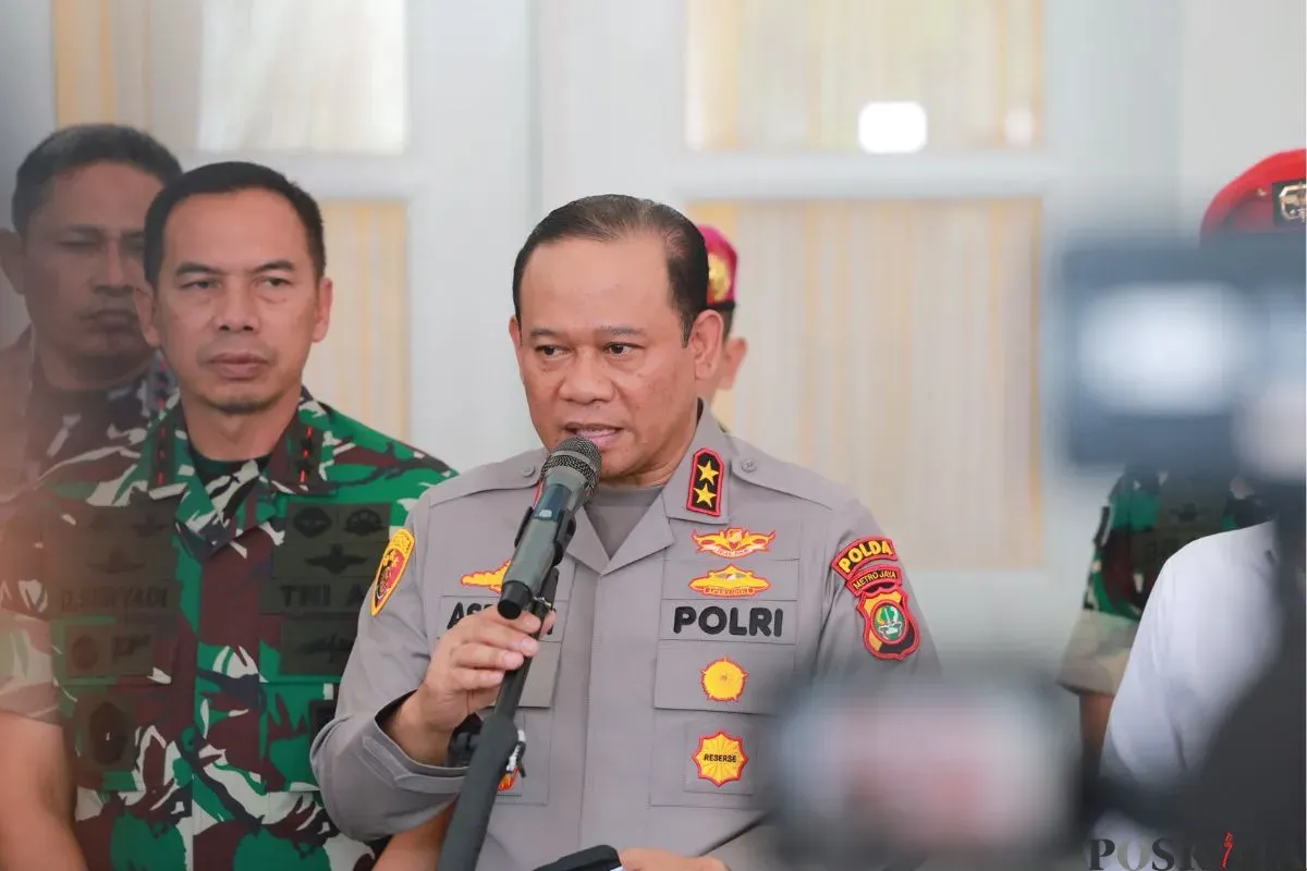 Kapolda Metro Jaya, Irjen Asep Edi Suheri saat menyampaikan pernyataan kepada awak media di Balai Kota Jakarta, Senin, 1 September 2025. (Sumber: Poskota/Muhammad Tegar Jihad)