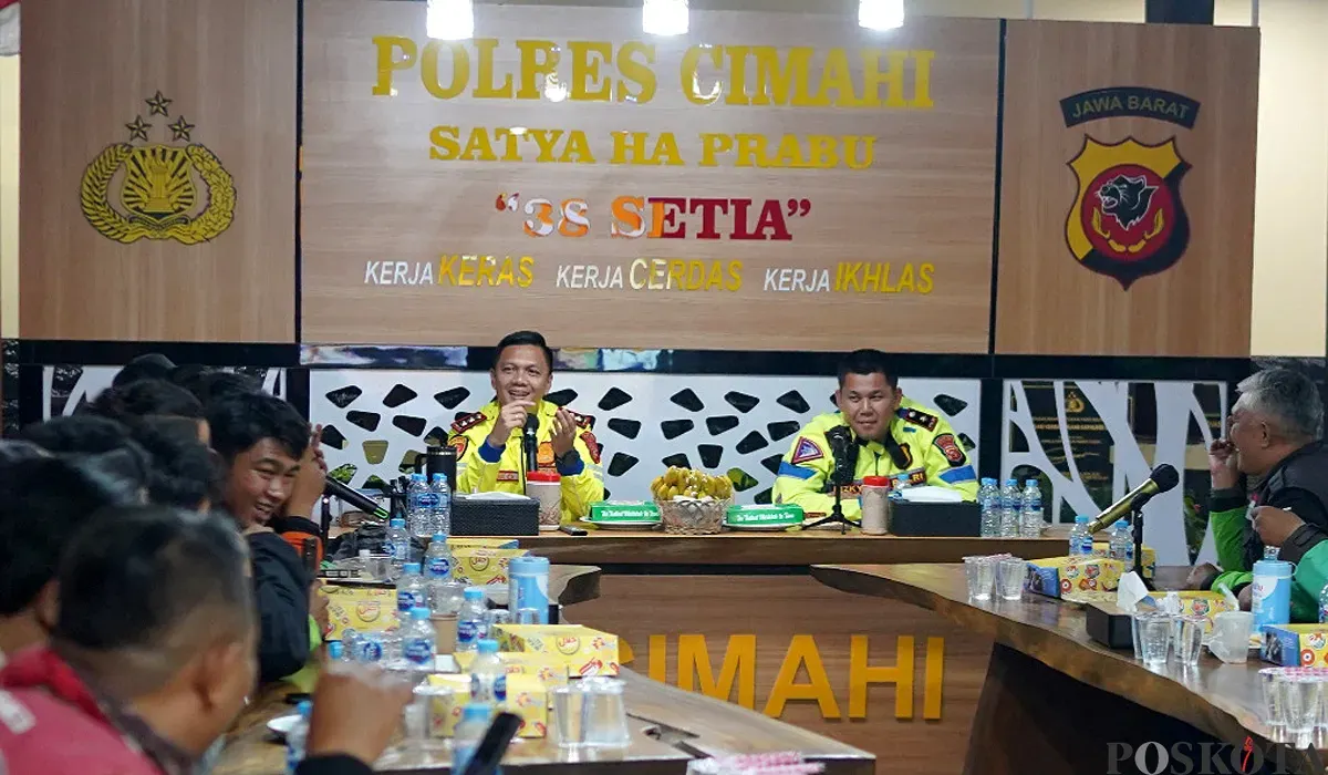 Kapolres Cimahi AKBP Niko N Adi Putra (tengah) melakukan audiensi dengan komunitas ojol di Cimahi dan KBB di Saung Satya Haprabu "38 Setia" Polres Cimahi, Senin 1 September 2025. (Sumber: POSKOTA | Foto: Gatot Poedji Utomo)