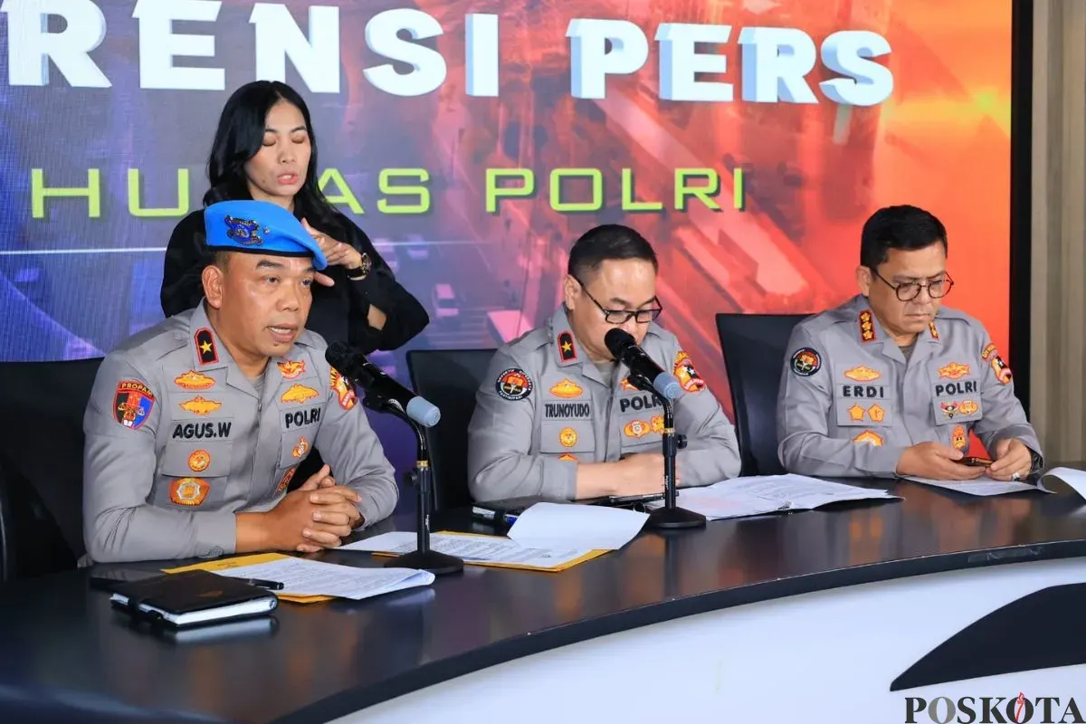 Karo Wabprof Divpropam Polri, Brigjen Agus Wijayanto (baret biru) saat konferensi pers di Mabes Polri, Jakarta Selatan, Senin, 1 September 2025. (Sumber: Poskota/Ali Mansur)