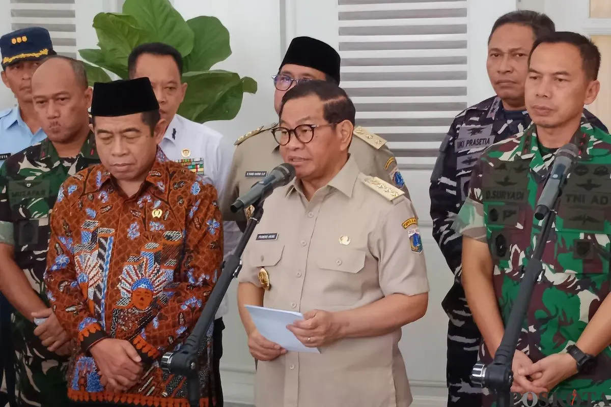 Gubernur Jakarta, Pramono Anung saat menyampaikan pernyataan kepada awak media di Balai Kota Jakarta, Senin, 1 September 2025. (Sumber: Poskota/Muhammad Tegar Jihad)