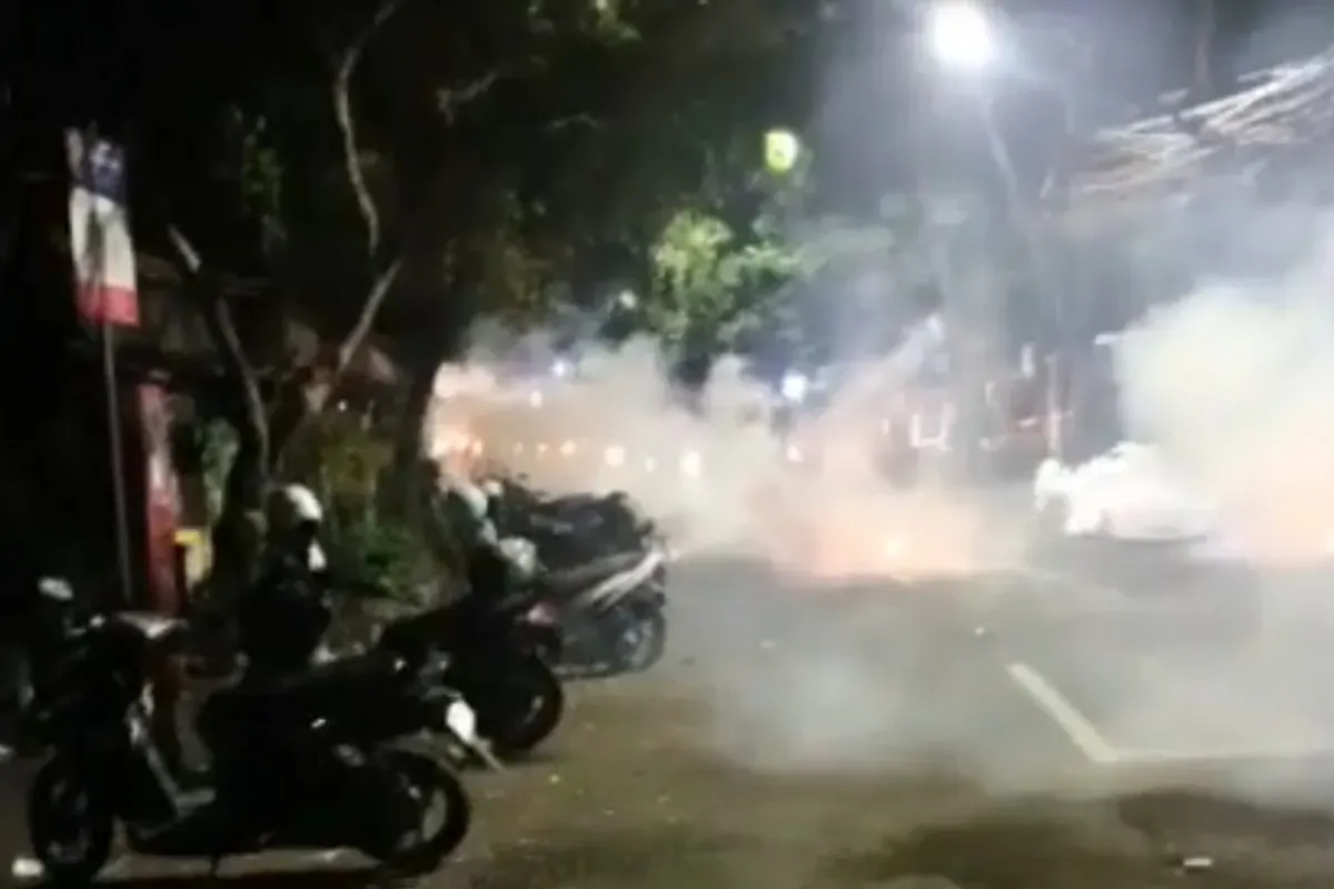 Sebanyak 12 mahasiswa pingsan ketika aparat menyerang pakai gas air mata ke kampus Unisba dan Unpas (Sumber: Instagram/@suaramahasiswa.info)