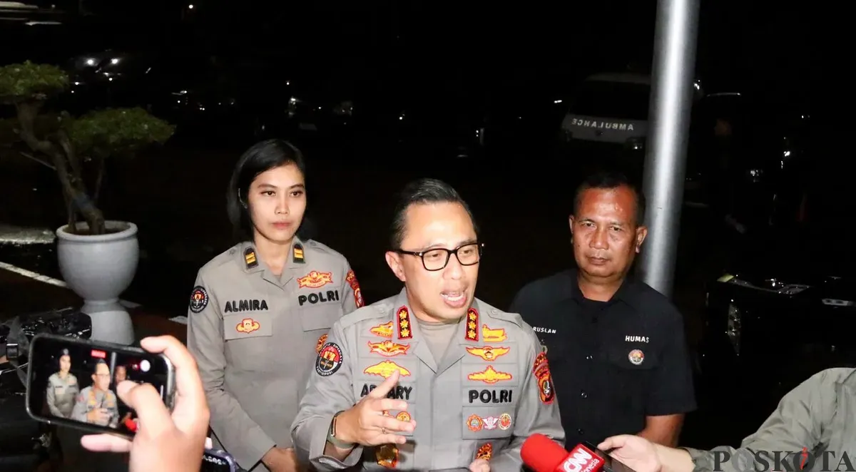 Kabid Humas Polda Metro Jaya Kombes Ade Ary Syam Indradi, menjelaskan personel kepolisian melakukan patroli skala besar di sejumlah titik Jakarta untuk memastikan keamanan pascakerusuhan. (Sumber: Poskota/Ali Mansur)