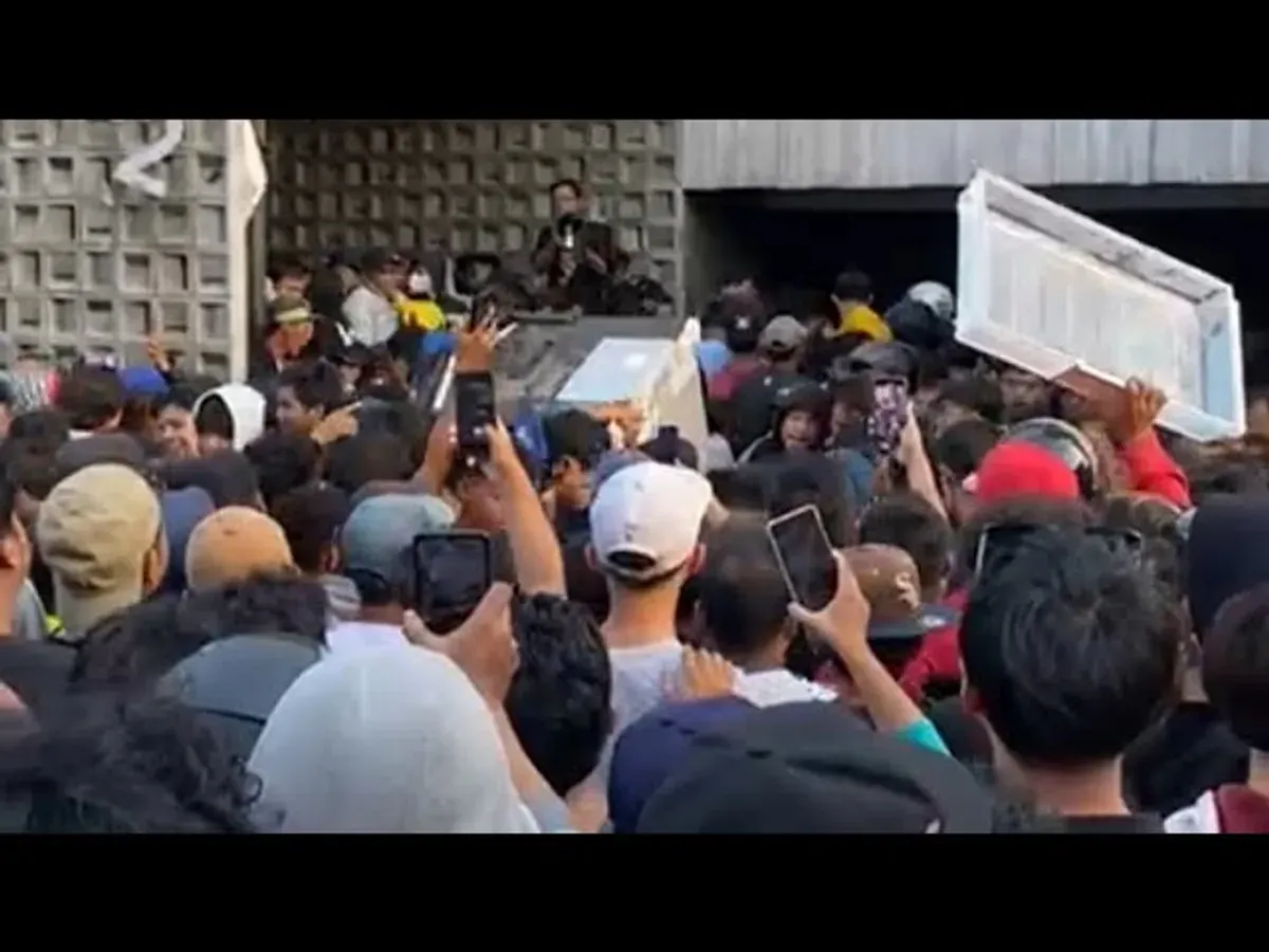 erusuhan massa di rumah Ahmad Sahroni, Tanjung Priok, Sabtu 30 Agustus 2025. (Sumber: Instagram)