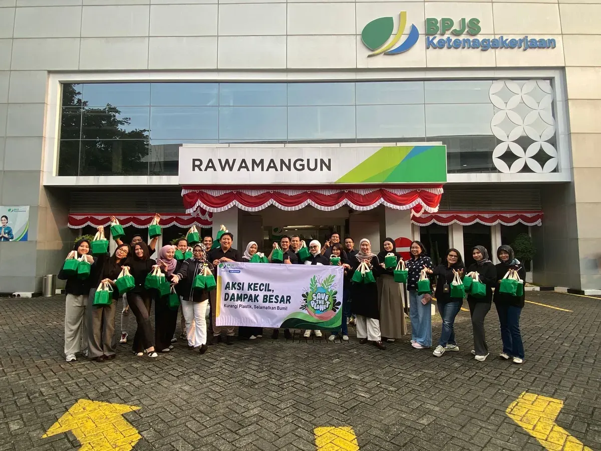 Karyawan BPJS Ketenagakerjaan Jakarta Rawamangun membagikan paket ramah lingkungan kepada warga sekitar kantor sebagai bagian dari kampanye Go Green, Rabu, 3 September 2025. (Sumber: BPJS Ketenagakerjaan)