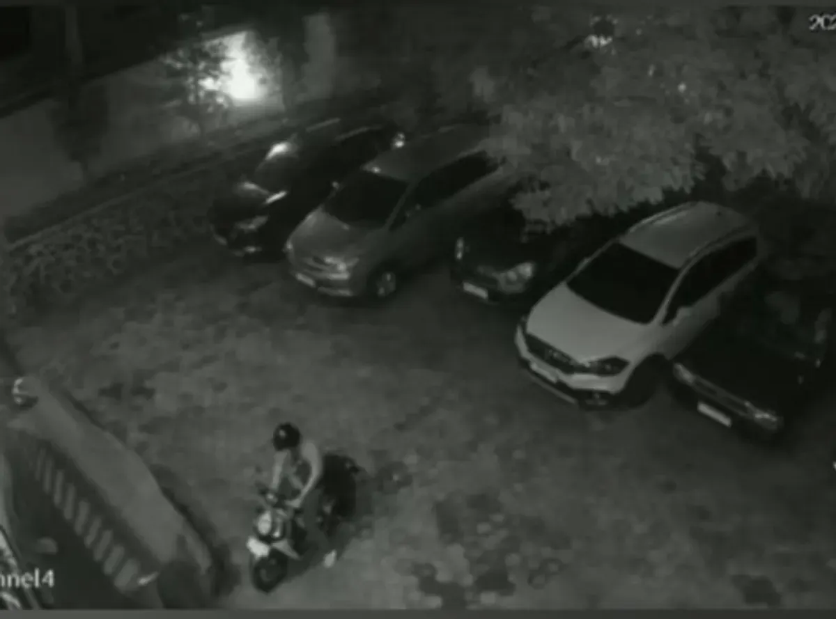 Cuplikan CCTV memperlihatkan maling motor beraksi di indekos, Jalan Padi Baranangsiang, Kecamatan Bogor Timur, Kota Bogor. (Sumber: Istimewa)