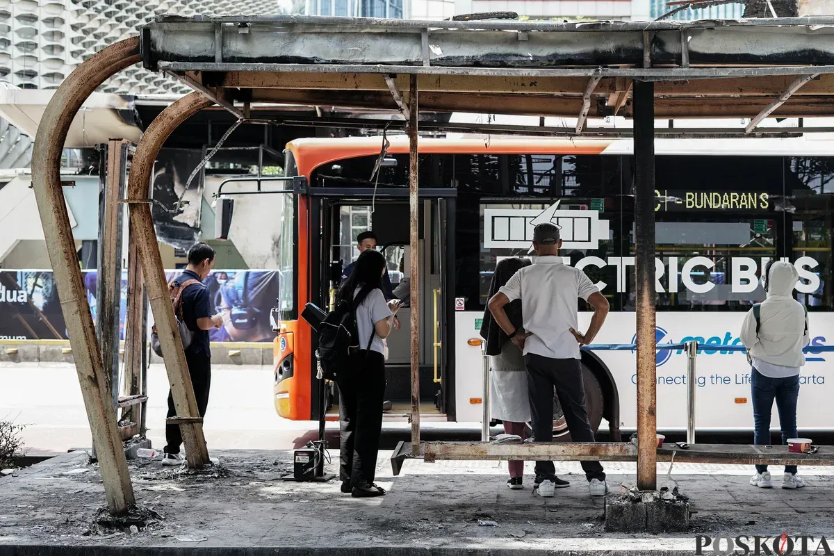 Calon penumpang menunggu kedatangan Transjakarta Halte Senayan Bank DKI yang mengalami kerusakan pascaunjuk rasa di Jalan Jenderal Sudirman, Jakarta, Selasa, 2 September 2025. (Sumber: Poskota/Bilal Nugraha Ginanjar)