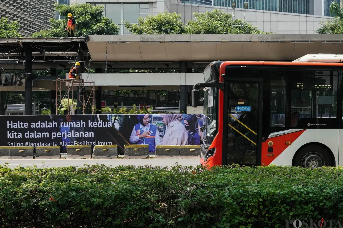 Calon penumpang menunggu kedatangan Transjakarta Halte Senayan Bank DKI yang mengalami kerusakan pascaunjuk rasa di Jalan Jenderal Sudirman, Jakarta, Selasa, 2 September 2025. (Sumber: Poskota/Bilal Nugraha Ginanjar)