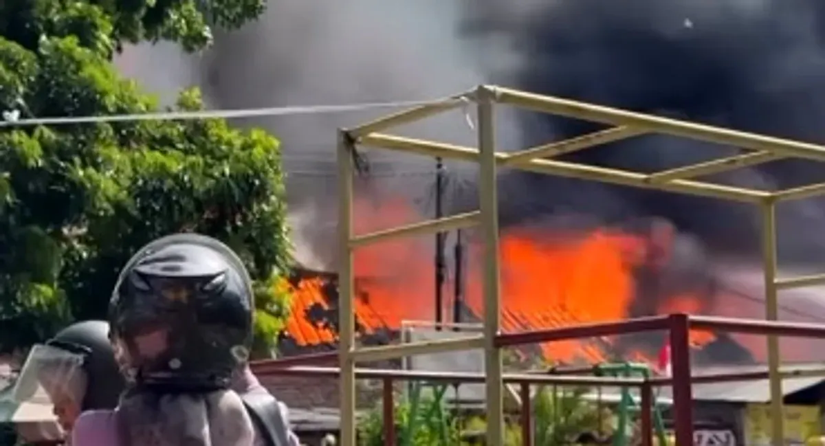Tangkap layar video kebakaran rumah dinas polisi di Serpong, Tangsel, pada Rabu siang, 3 September 2025. (Sumber: Instagram/@tangsel.info)