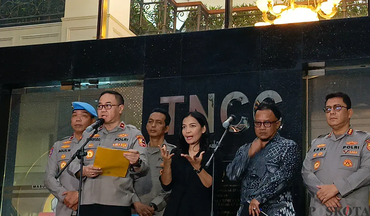 Karopenmas Divisi Humas Polri, Brigjen Trunoyudo Wisnu Andiko, saat membacakan hasil sidang etik terhadap Kompol Cosmas K Gae, di depan Gedung TNCC, Jakarta Selatan, Rabu, 3 September 2025. (Sumber: POSKOTA | Foto: Ali Mansur)
