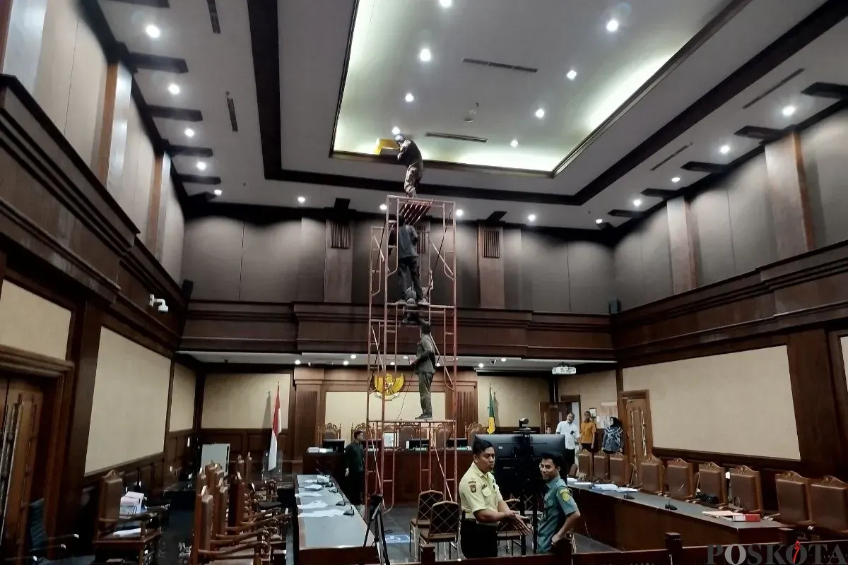 Plafon di ruang sidang PN Jakarta Pusat, Gunung Sahari Barat, Kemayoran, sedang diperbaiki, Rabu, 3 September 2025. (Sumber: Poskota/Ramot Sormin)