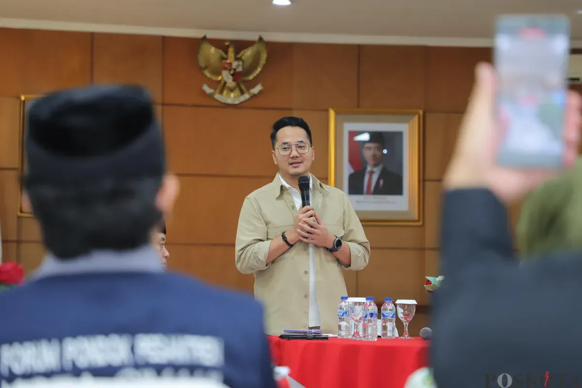 Wakil Walikota Cimahi, Adhitia Yudhistira, memberikan sambutan dalam kegiatan Deklarasi damai, di Jalan Demang Hardja Kusumah. (Sumber: Poskota/Gatot Poedji Utomo)