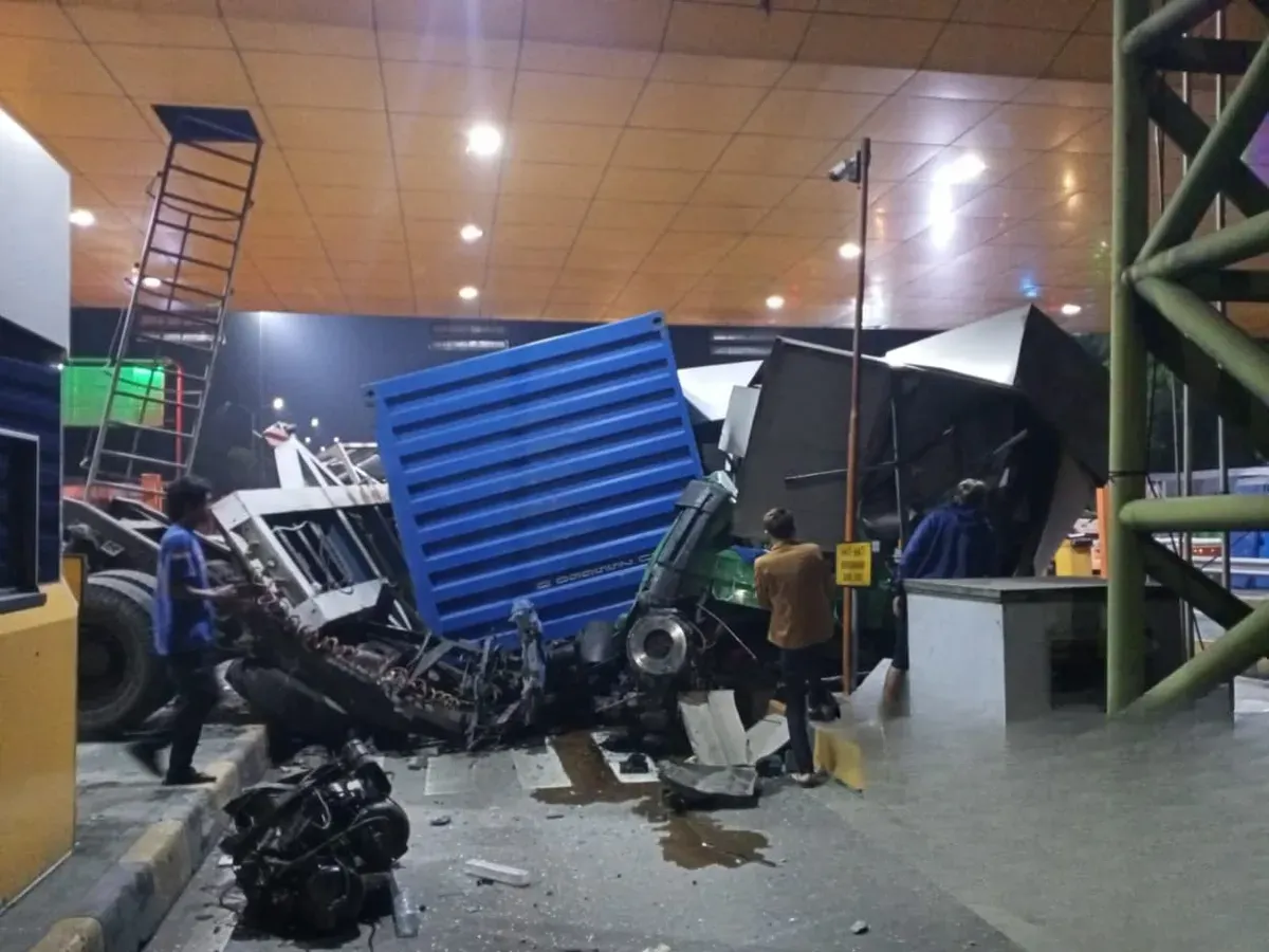 Kecelakaan serius nyaris merenggut korban jiwa di Gerbang Tol (GT) Ciawi 2, Tol Jagorawi arah Jakarta pada Kamis dini hari, 4 September 2025. (Sumber: Jasa Marga)