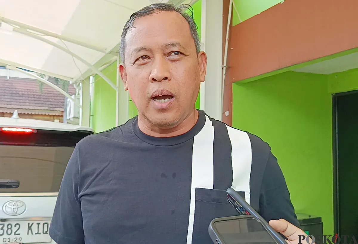 Wali Kota Bekasi, Tri Adhianto, memastikan Pemkot Bekasi sudah siap membangun Jembatan Penyeberangan Orang (JPO) di sekitar Stasiun Bekasi. Kamis, 4 September 2025. Namun, proyek ini masih terkendala teknis. (Sumber: Poskota/Nurpini Aulia Rapika)