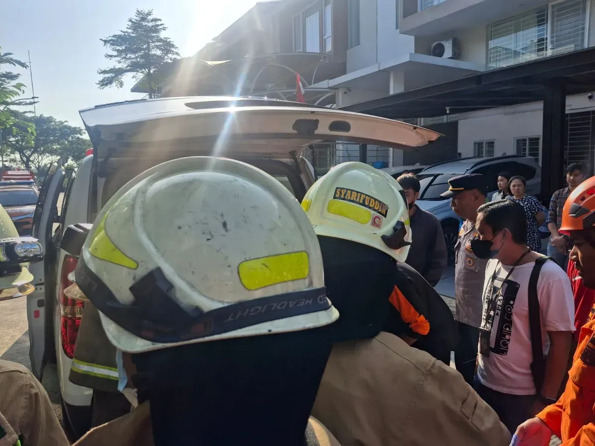 Petugas mengevakuasi korban kebakaran rumah mewah di kawasan Kalideres, Jakarta Barat. Insiden tersebut menewaskan dua penghuni. (Sumber: Istimewa)