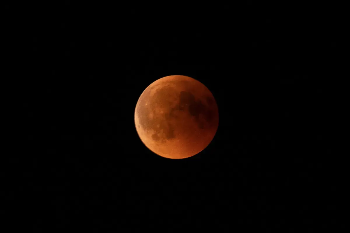 Makna gerhana bulan total saat Ramadhan. (Sumber: Pexels/Alex Fu)