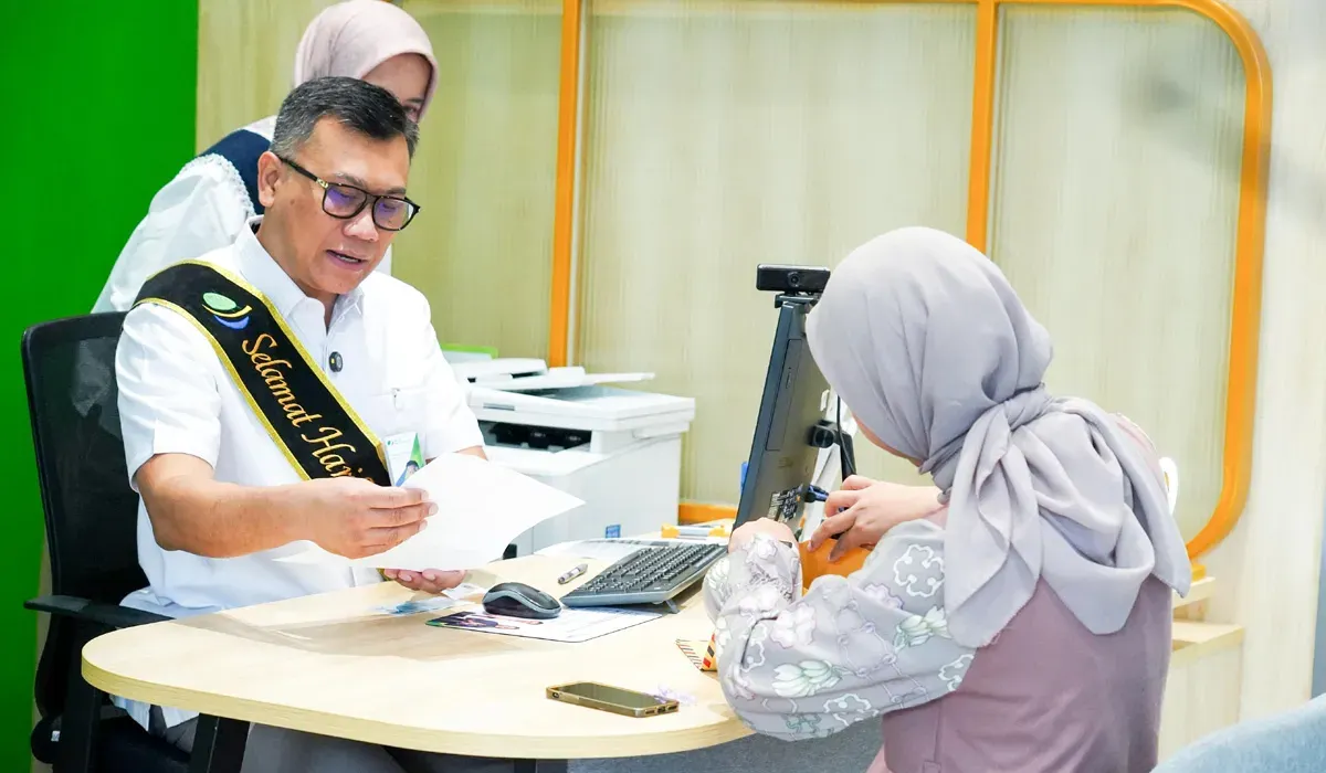 Direktur Utama BPJS Ketenagakerjaan, Pramudya Iriawan Buntoro melayani langsung peserta BPJS Ketenagakerjaan di Hari Pelanggan Nasional 2025. (Sumber: Istimewa)