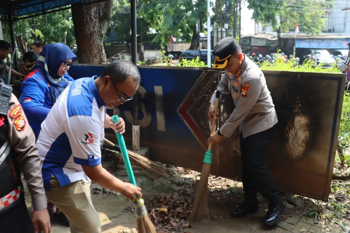 Kapolres Metro Depok, Kombes Pol Abdul Waras, Wali Kota Depok, Supian Suri dan Ketua FBD, Wido Pratikno membersihkan Pos Lantas yang dirusak massa. (Sumber: Polres Metro Depok)