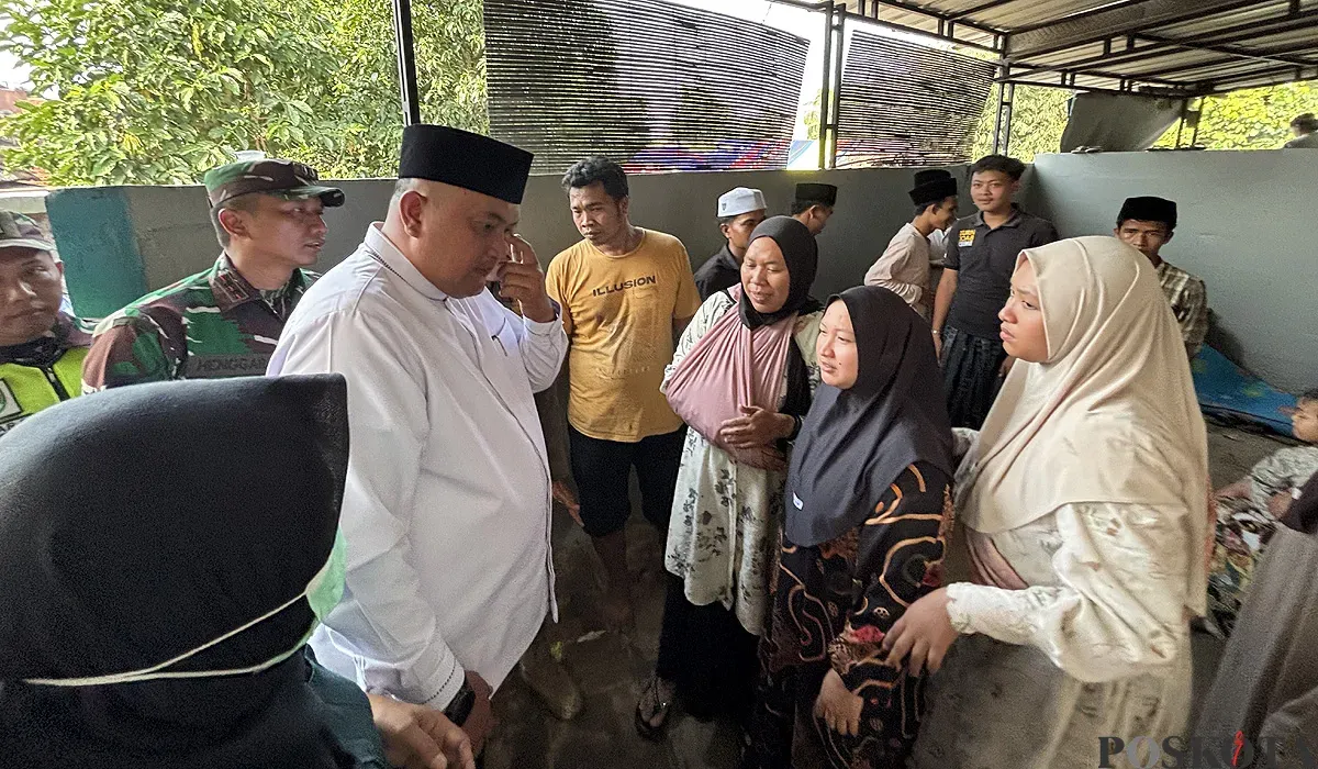 Bupati Bogor, Rudy Susmanto menjenguk korban ambruknya bangunan majelis taklim di Ciomas, Kabupaten Bogor pada Minggu, 7 September 2025. (Sumber: POSKOTA | Foto: Giffar Rivana)