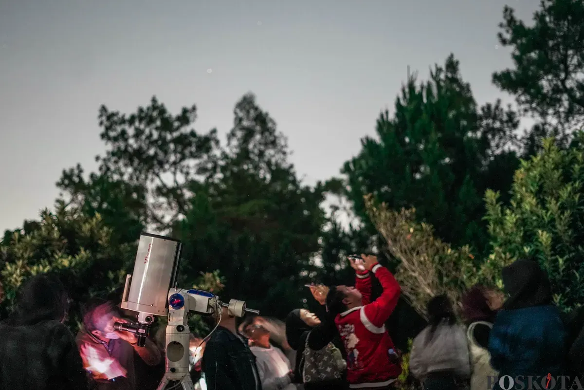 Gerhana bulan total terlihat dari Kompleks Observatorium Bosscha, Lembang, Kabupaten Bandung Barat, Jawa Barat, Senin, 8 September 2025. (Sumber: Poskota/Bilal Nugraha Ginanjar)