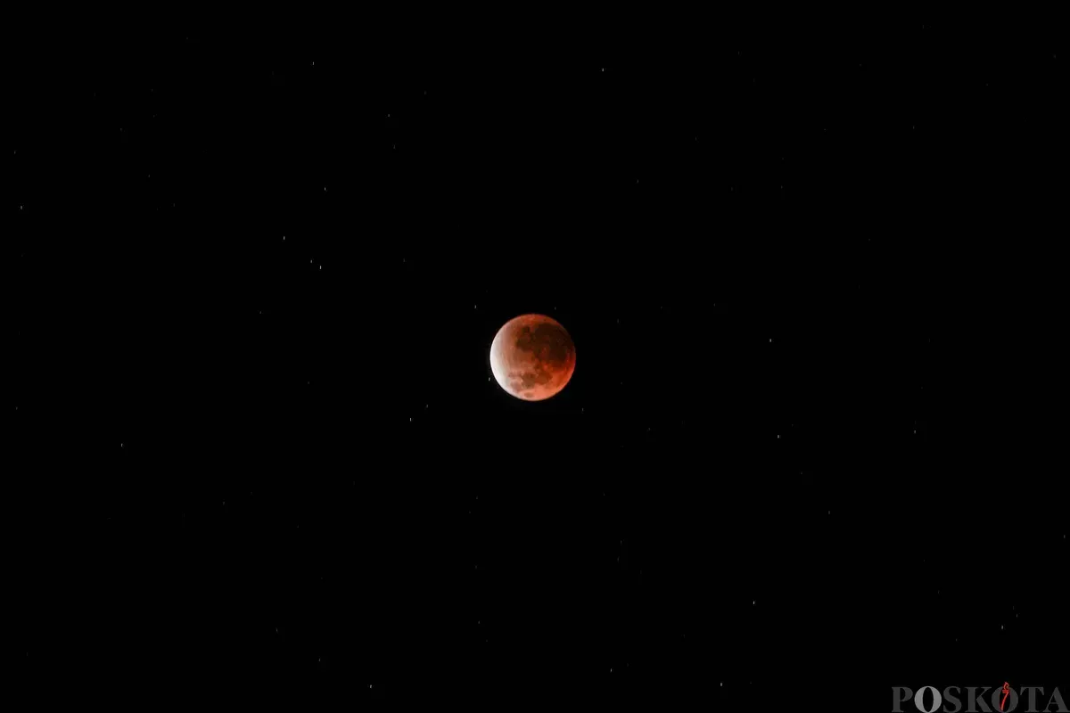 Gerhana bulan total terlihat dari Kompleks Observatorium Bosscha, Lembang, Kabupaten Bandung Barat, Jawa Barat, Senin, 8 September 2025. (Sumber: Poskota/Bilal Nugraha Ginanjar)