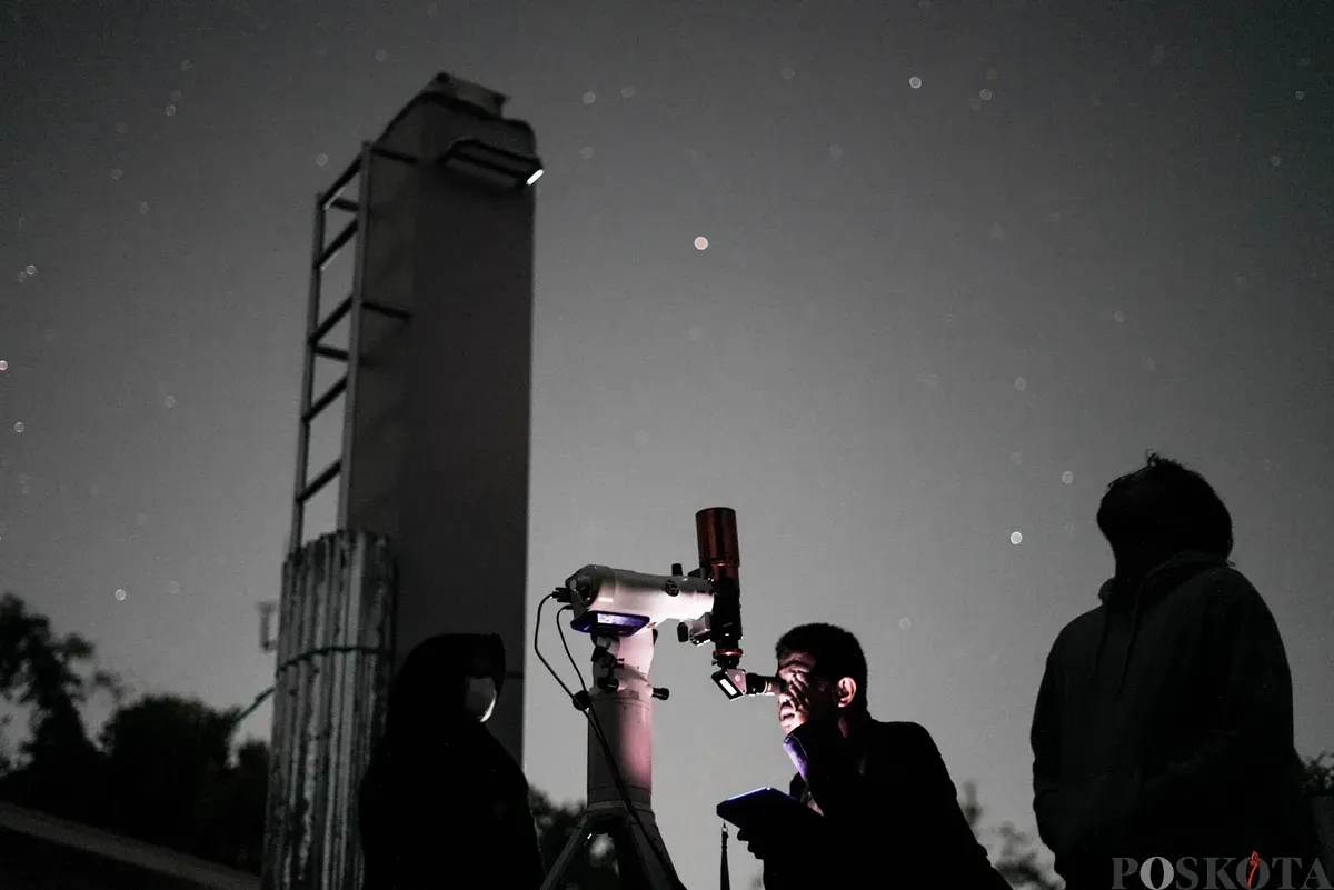 Gerhana bulan total terlihat dari Kompleks Observatorium Bosscha, Lembang, Kabupaten Bandung Barat, Jawa Barat, Senin, 8 September 2025. (Sumber: Poskota/Bilal Nugraha Ginanjar)