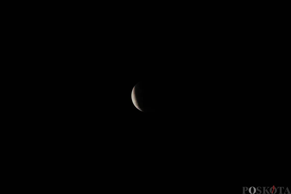 Gerhana bulan total terlihat dari Kompleks Observatorium Bosscha, Lembang, Kabupaten Bandung Barat, Jawa Barat, Senin, 8 September 2025. (Sumber: Poskota/Bilal Nugraha Ginanjar)