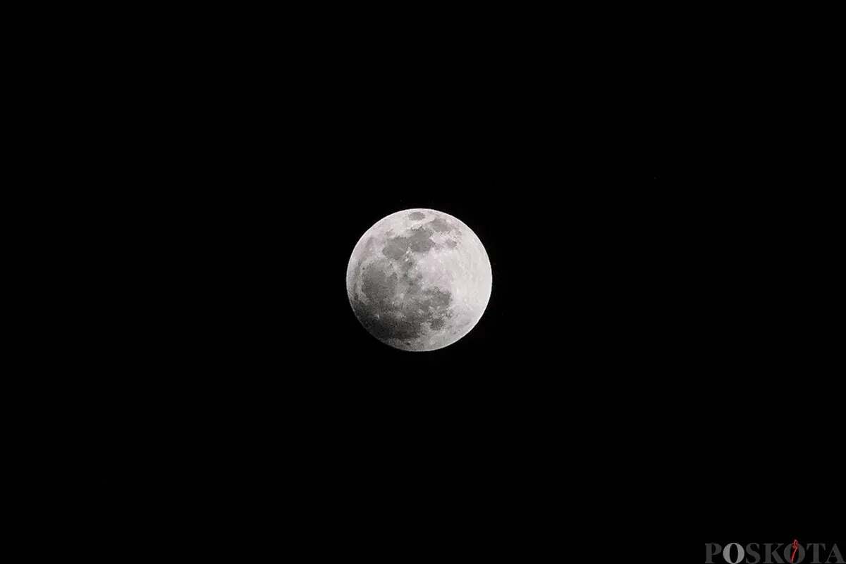 Gerhana bulan total terlihat dari Kompleks Observatorium Bosscha, Lembang, Kabupaten Bandung Barat, Jawa Barat, Senin, 8 September 2025. (Sumber: Poskota/Bilal Nugraha Ginanjar)