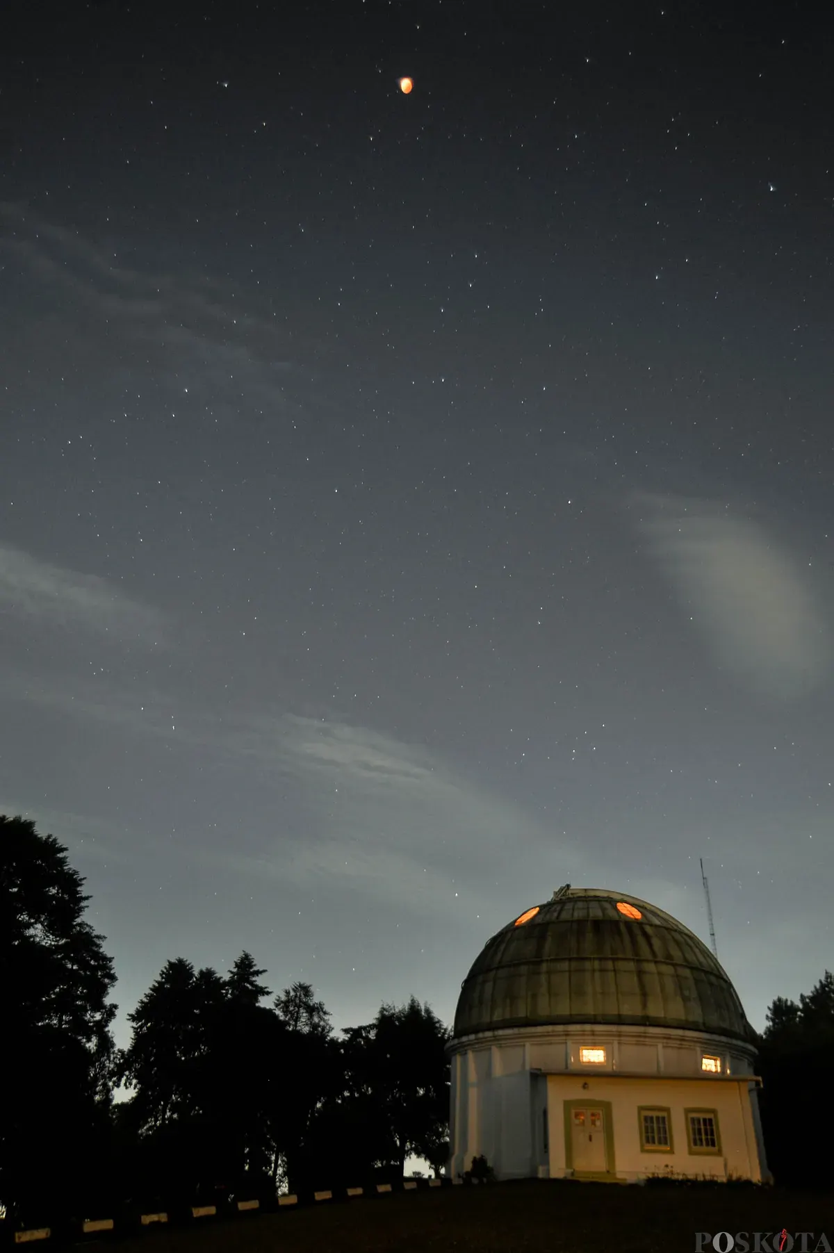 Gerhana bulan total terlihat dari Kompleks Observatorium Bosscha, Lembang, Kabupaten Bandung Barat, Jawa Barat, Senin, 8 September 2025. (Sumber: Poskota/Bilal Nugraha Ginanjar)