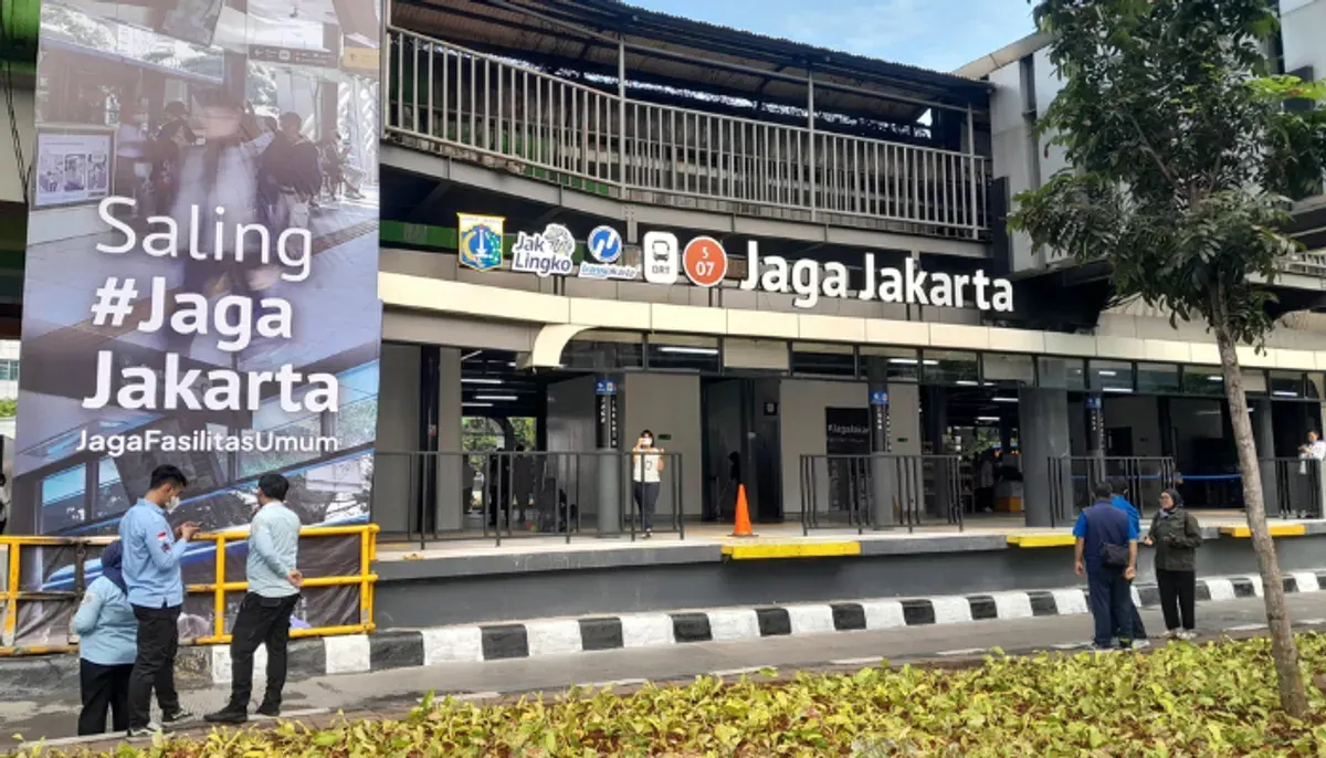 Gubernur DKI Jakarta Pramono Anung meresmikan perubahan nama Halte Transjakarta Senen Sentral menjadi 'Jaga Jakarta' usai kerusakan akibat kericuhan. (Sumber: X/@wira1517)