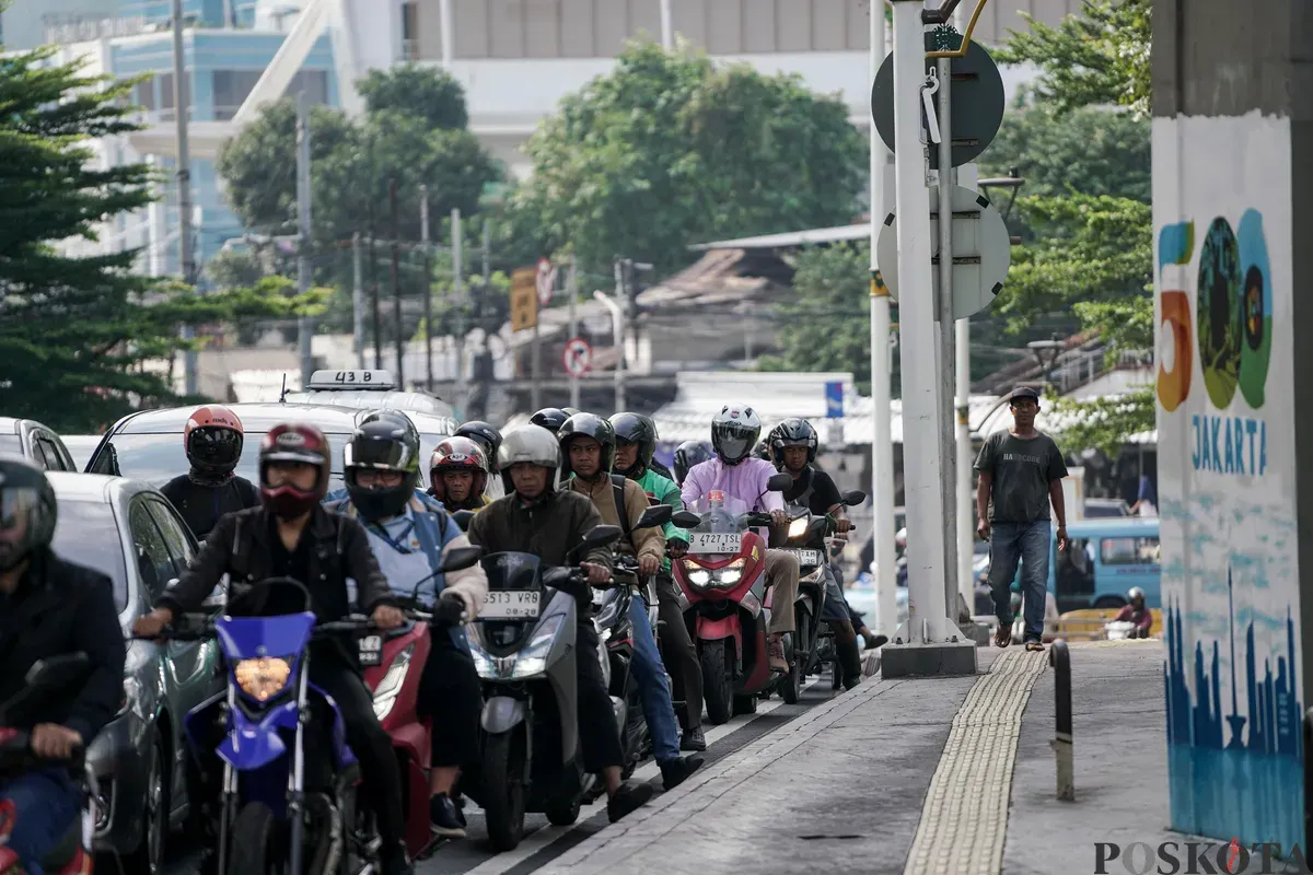 Sejumlah kendaraan terjebak kemacetan di Jalan Gatot Subroto, Jakarta, Senin, 8 September 2025. (Sumber: Poskota/Bilal Nugraha Ginanjar)
