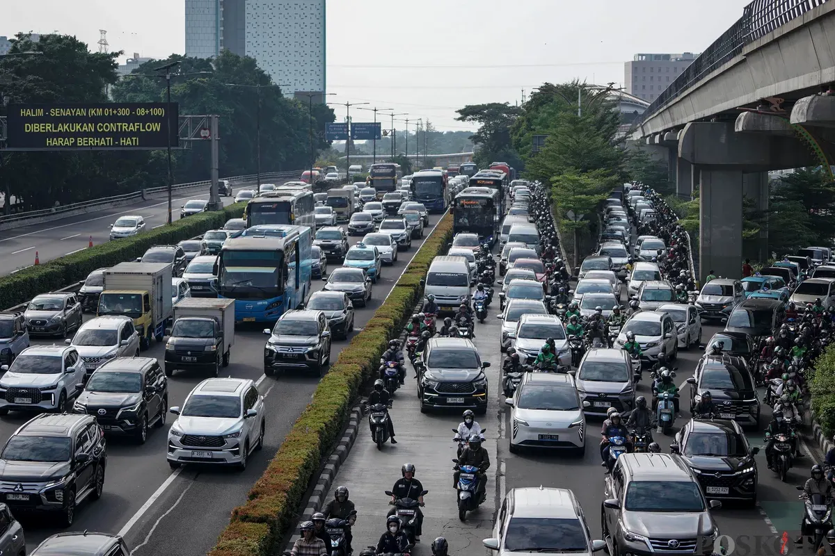 Sejumlah kendaraan terjebak kemacetan di Jalan Gatot Subroto, Jakarta, Senin, 8 September 2025. (Sumber: Poskota/Bilal Nugraha Ginanjar)