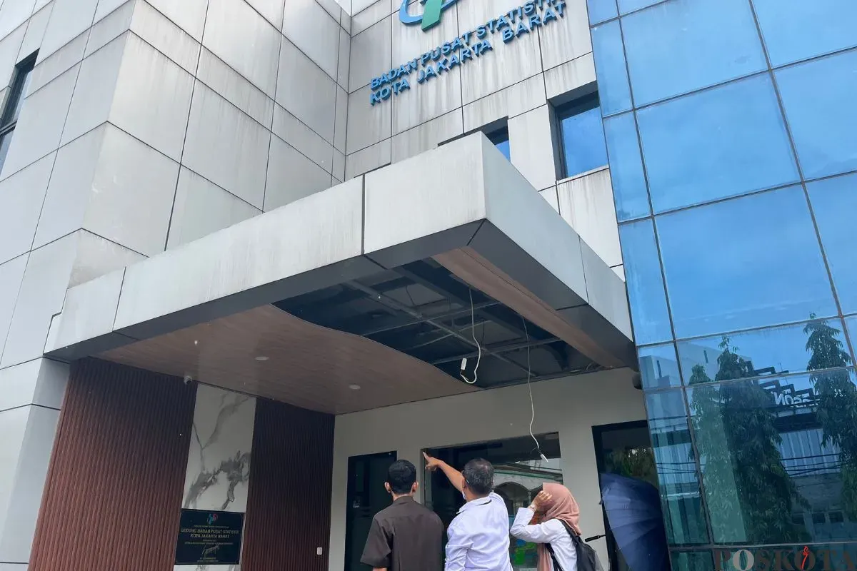 Plafon lobi utama Kantor BPS Jakarta Barat, Jalan Panjang, Kebon Jeruk, jebol saat hujan deras disertai angin kencang, Selasa, 9 September 2025. (Sumber: Poskota/Pandi Ramedhan)
