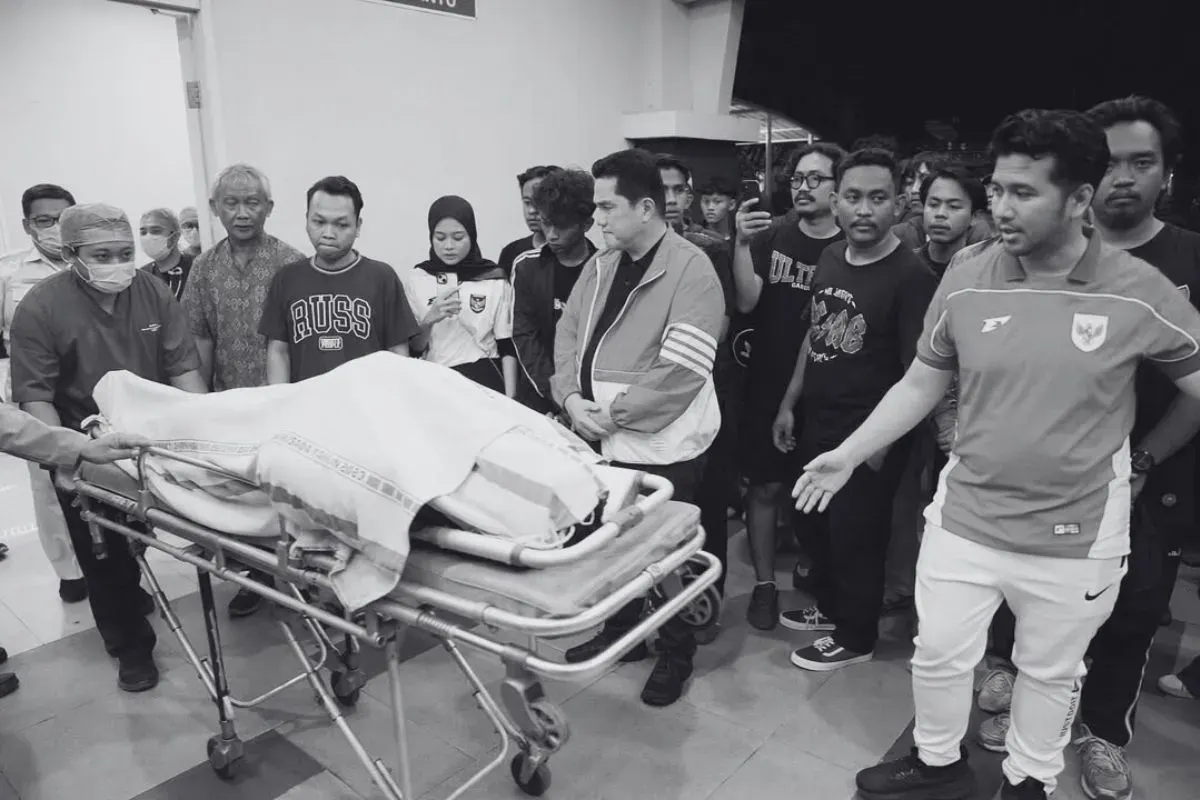 Ketua Umum PSSI, Erick Thohir mendatangi rumah sakit tempat disemayamkan seorang suporter yang meninggal saat hendak menonton Timnas Indonesia. (Sumber: Instagram/@erickthohir)