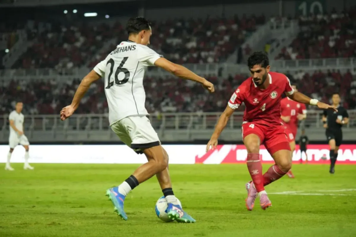 Penyerang Timnas Indonesia, Miliano Jonathans berhadapan dengan bek Lebanon, FIFA Matchday September 2025. (Sumber: PSSI)