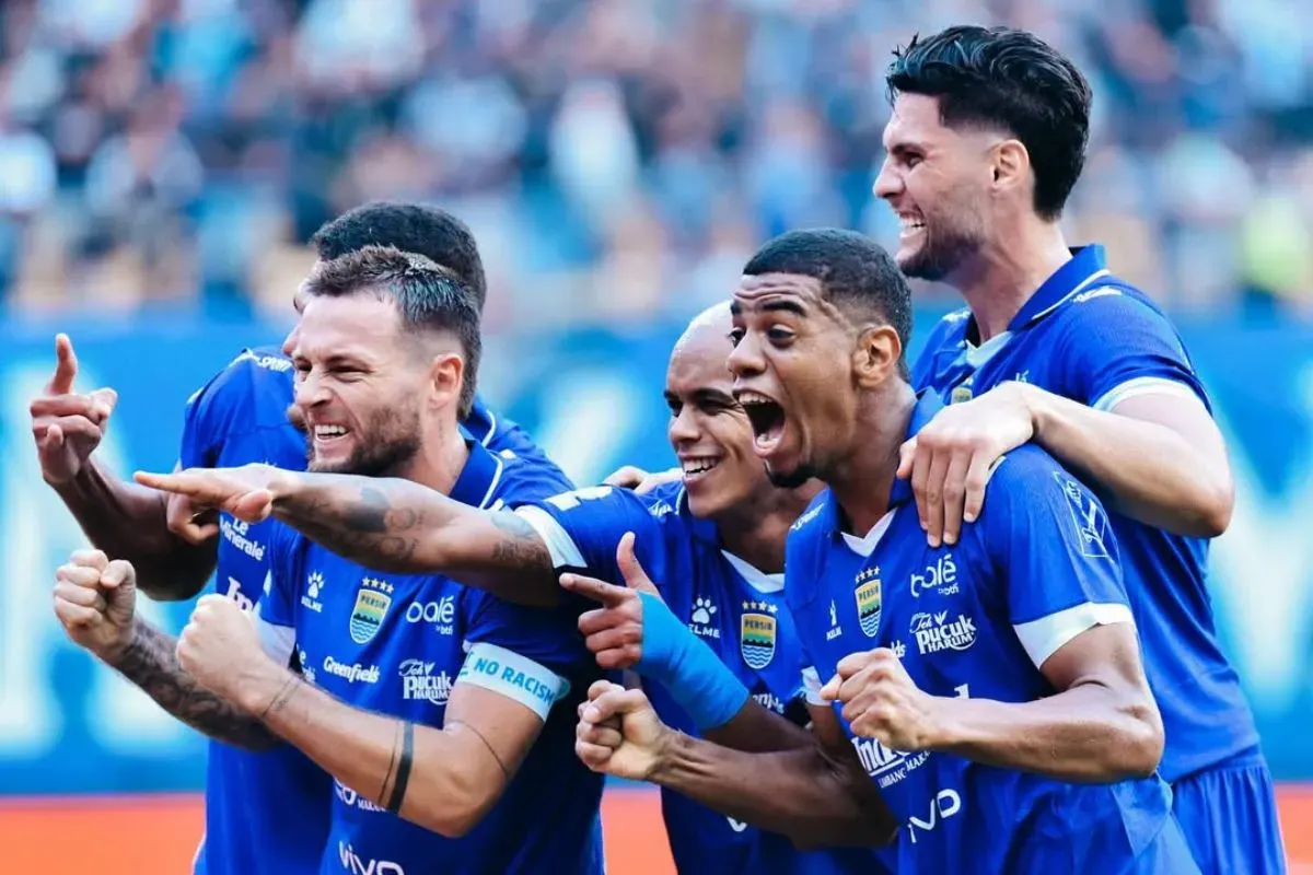 Para pemain Persib Bandung melakukan selebrasi. (Sumber: Instagram/@juliocfreita44)