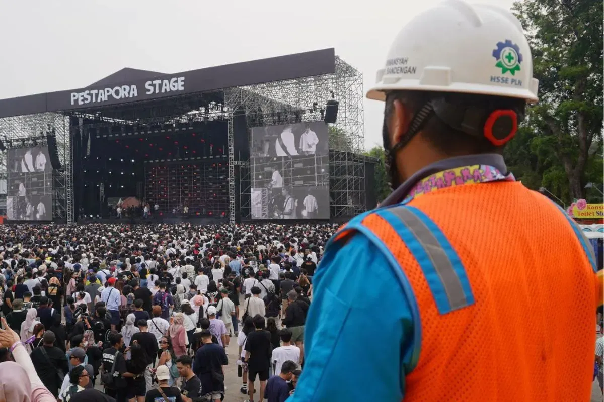 Petugas PLN tengah bersiaga memastikan keandalan suplai listrik di lokasi acara Panggung Megah Pestapora 2025 di JI Expo Kemayoran, Jakarta Pusat. (Sumber: Dok. PLN UID Jakarta Raya)