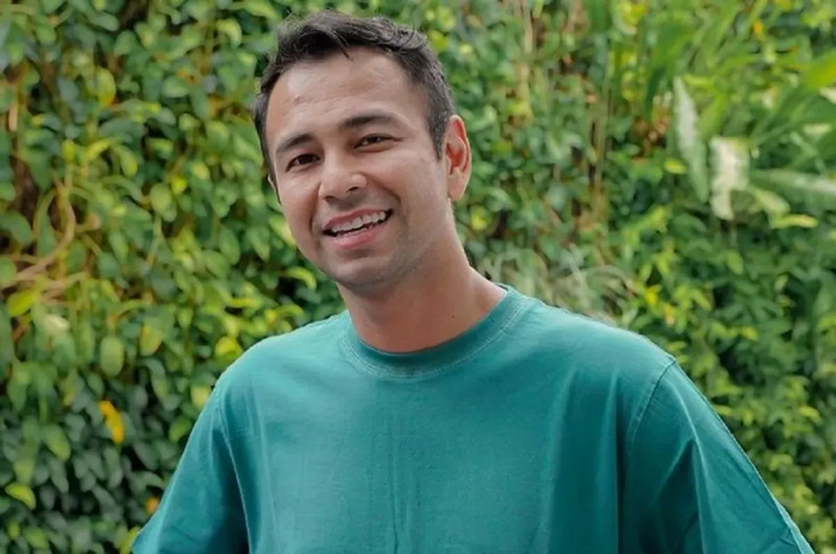 Nama Raffi Ahmad ramai diperbincangkan usai disebut dalam materi stand up comedy Mens Rea Pandji Pragiwaksono. Raffi menanggapi hal tersebut dengan santai dan tidak ingin memperpanjang polemik. (Sumber: Instagram)