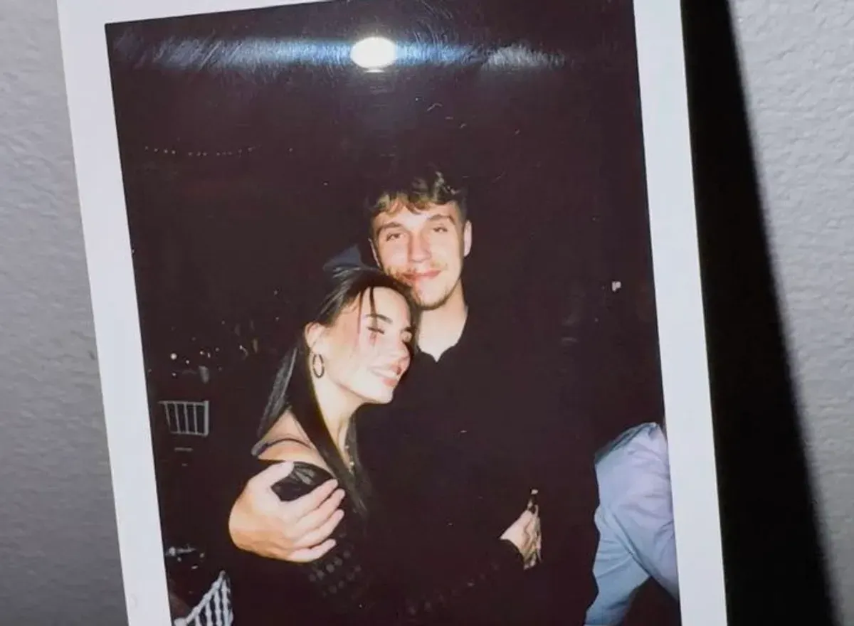 Ilustrasi - Prompt Gemini AI untuk edit foto bareng pasangan ala polaroid. (Sumber: Pinterest)
